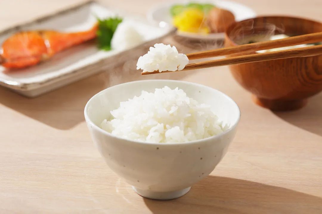 大米|洗米要洗几遍合适？洗米水也别浪费了，去油污、去腥味妙用多