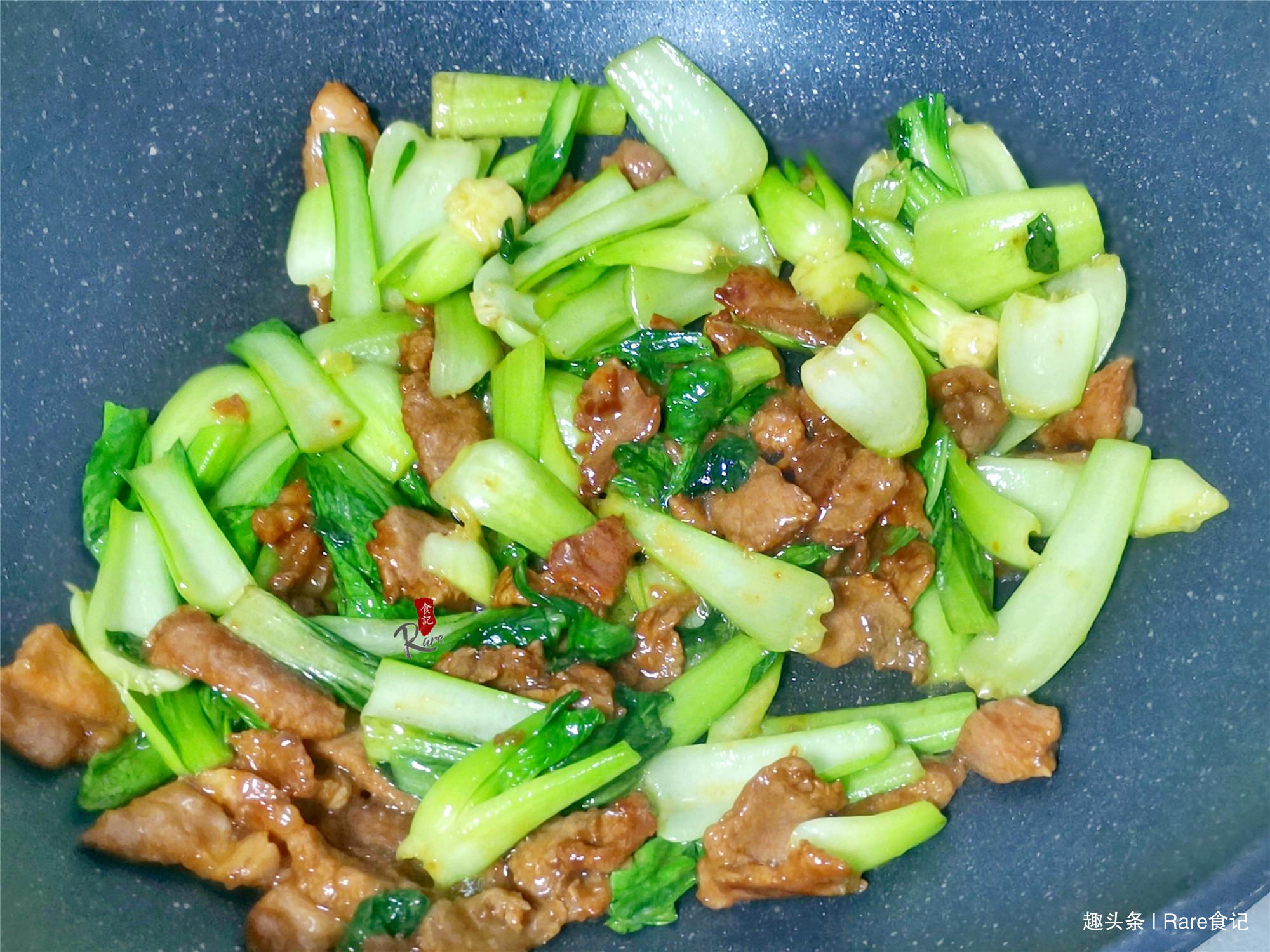 娘俩晚餐如此做,饭菜一锅出,有荤有素还便宜,7元就能饱了