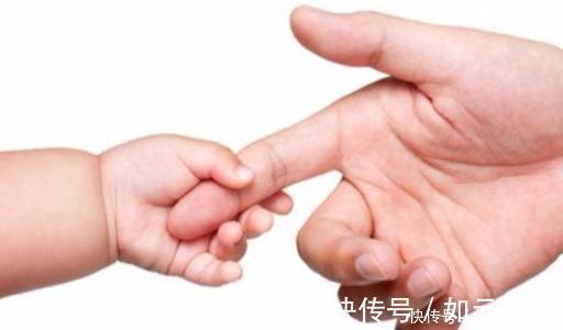 动作|孩子满六个月后,这些动作若还不会做,可能就有问题了,别大意!