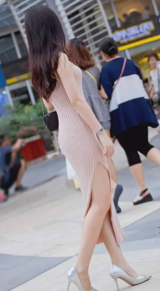 街拍美女小姐姐针织连衣包臀裙搭配高跟鞋,高贵大方又修身时尚
