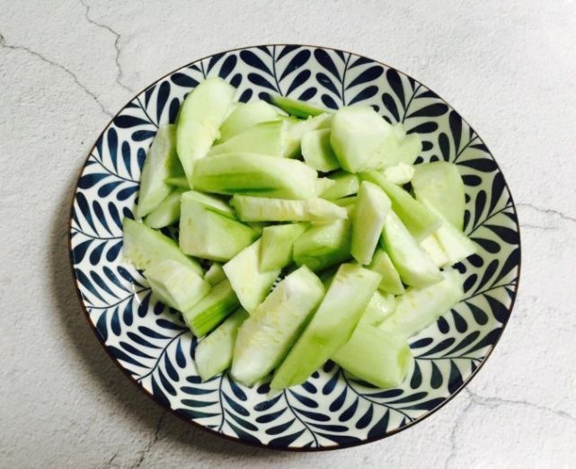  水内浸泡|这菜越吃越养人，天然的“褪黑素”，比肉便宜，补水润肤，皮肤变白了