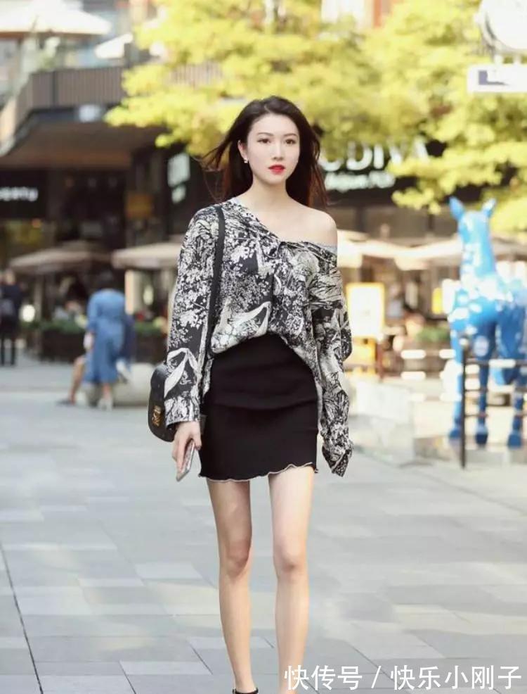 浅灰色 女神脚上穿着一双气质的高跟凉鞋,走路的姿态也显得更加的时尚