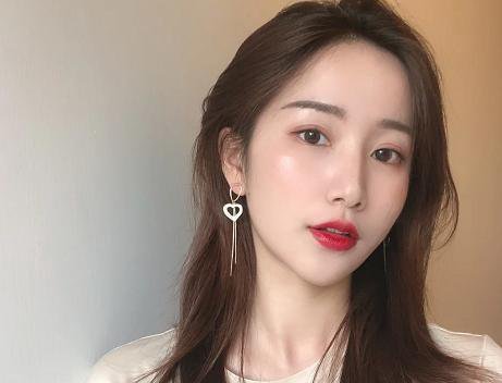 显白的发色，显得人比较甜美，造型也是很美的