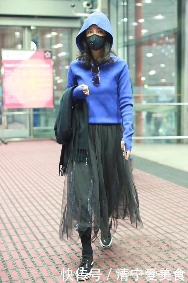 早秋穿卫衣,建议搭配这5款“下装”!青春时髦,谁穿谁好看