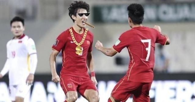 首发|破案了!韦世豪不能踢首发,李铁比球迷懂太多,武磊进球献给媳妇