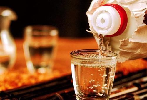 态法白酒|买白酒,别管什么牌子,只要瓶身上有“这行字”,都是酒精勾兑酒