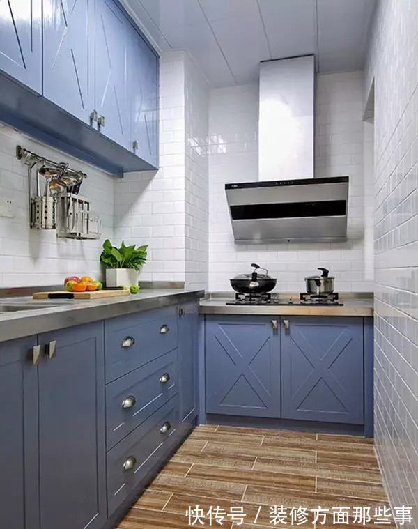 韵致|120平美式三居室墙面挂着中国画,阳光照到墙上,别有一番韵致