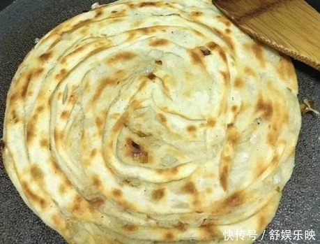 烙饼时,有人加鸡蛋,有人烫面老板教你正确方法做,太香了