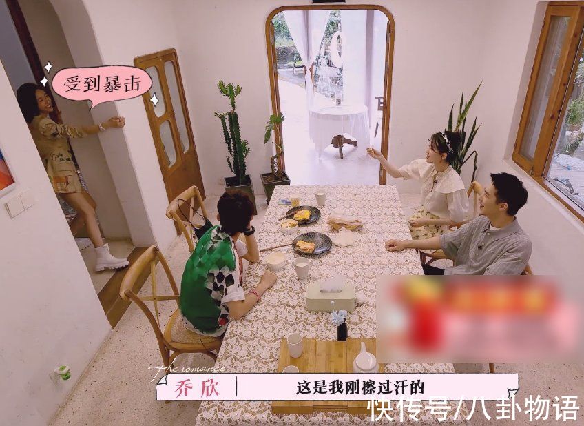 假戏真做|许魏洲嘴巴粘了东西,乔欣下意识伸手去帮他擦,吴宣仪都看愣了