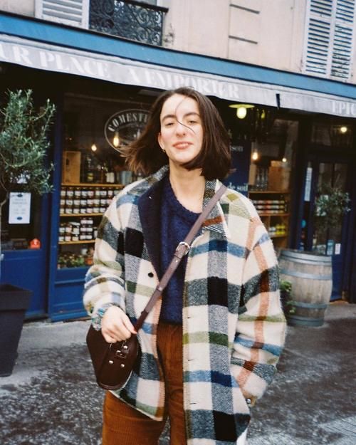 早春穿搭要打破黑白灰！学会这些配色法则，时髦又个性