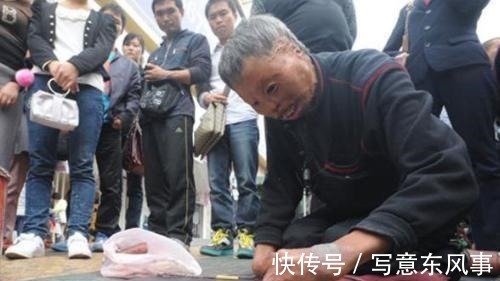 方正字库@流浪艺人苦练书法10年,用粉笔创造飘逸字体,被方正字库天价收录