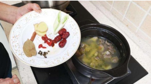 这才是鸽子汤的最正确做法，汤浓肉嫩不腥气，秘诀全都告诉你