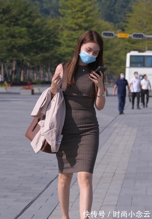连衣裙|职业女性的连衣裙怎么选?咖啡色加格纹元素,庄重又不失雅致