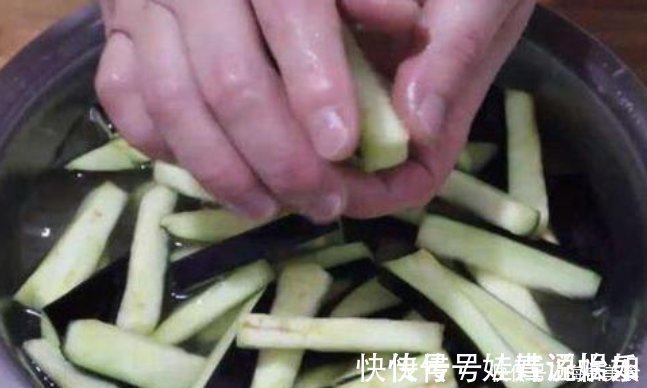 茄子炒软|炒茄子时,先放油就错了,饭店大厨教你1招,茄子不吸油还香嫩