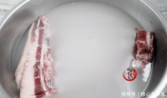 冬天炖羊肉,记得“1泡1煮2香料”,羊肉不腥膻,羊汤奶白鲜香!