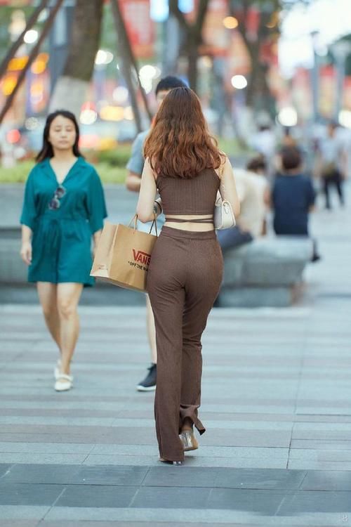 美丽 同样可以美过连衣裙与热裤，穿着省心，美丽又大方！