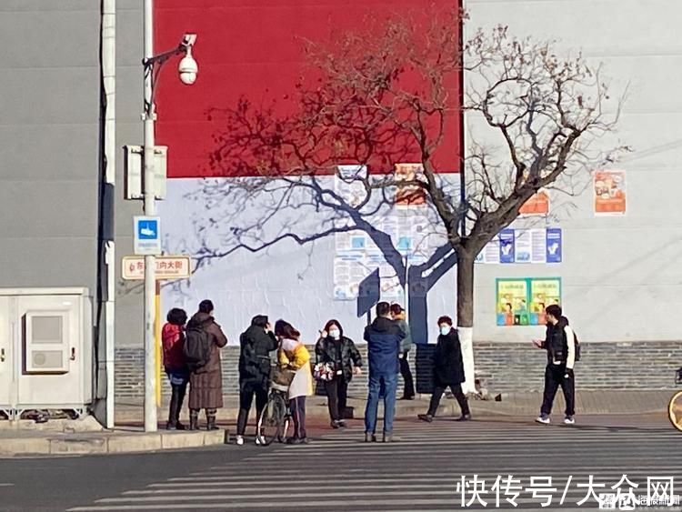 刘大爷|北京专报丨探访网红打卡地北京“东直门树”：市民站斑马线拍照，红白背景已被改