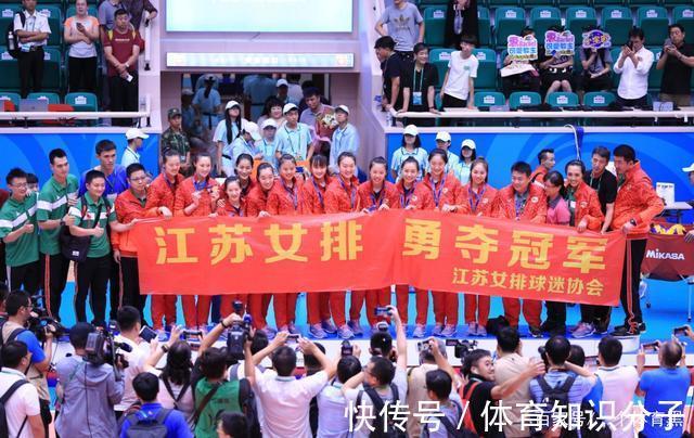 刁琳宇|女排主帅壮行会,张常宁戴婚戒出席,队长龚翔宇献花,蔡斌离苏