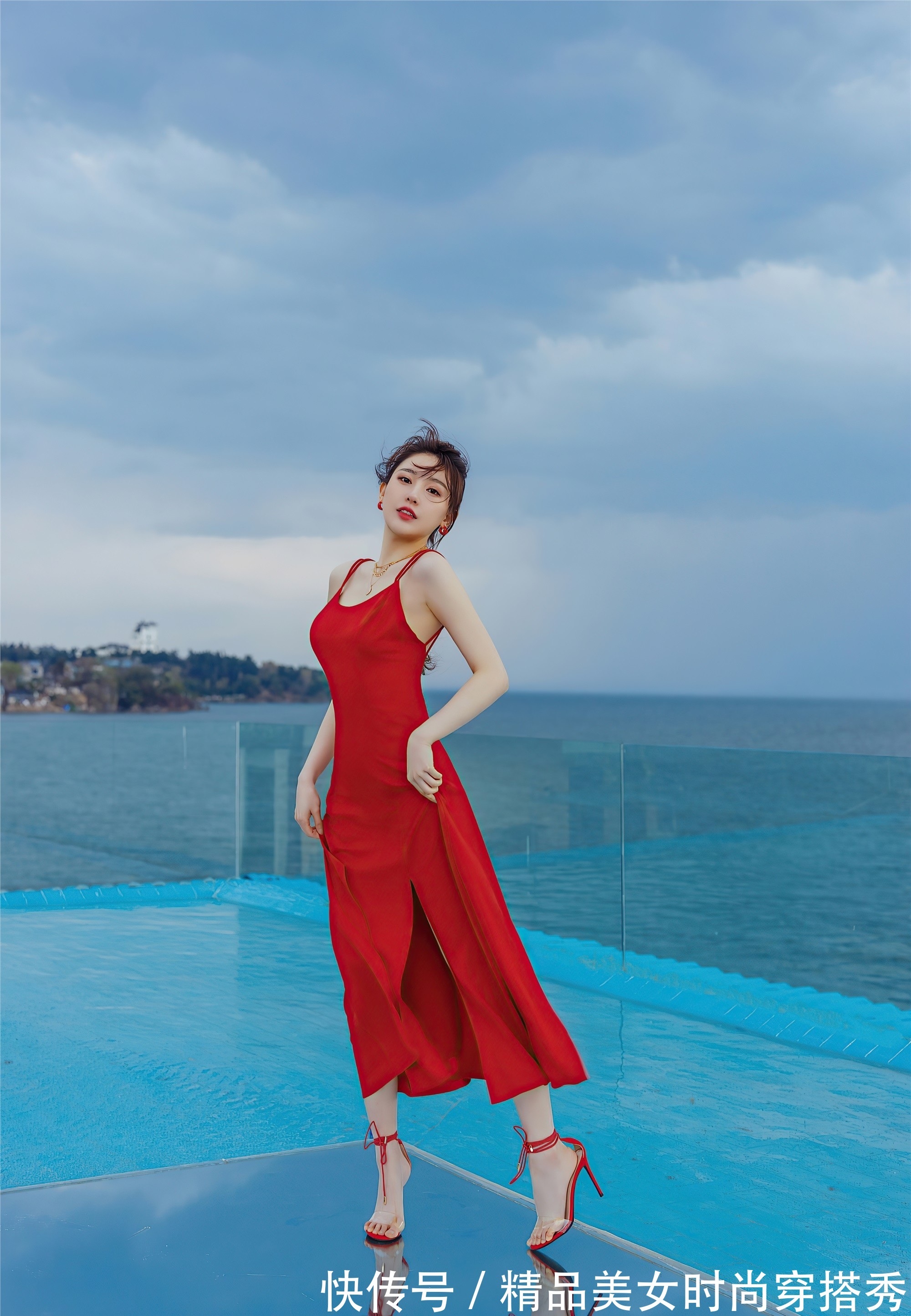 曲线|吸睛的红色连衣裙，吊带的款式细腻温柔，贴合曲线彰显脖颈之美