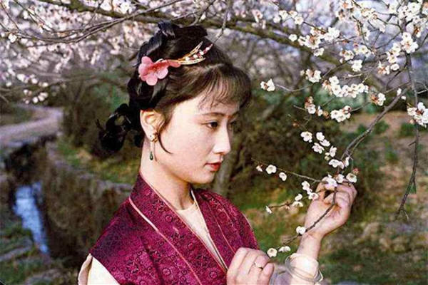 贾宝玉!贾宝玉3次闻到的香气,有多毒?秦可卿、宝钗、黛玉:落入薄命司