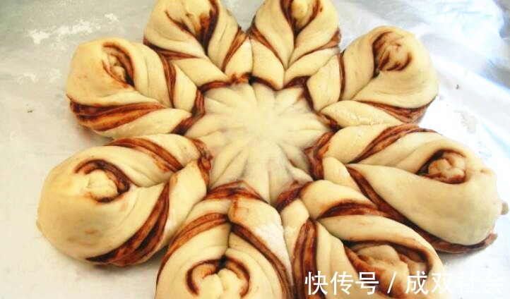 面粉不要再蒸馒头了，教你一招，主食变零食，柔软香甜，营养丰富