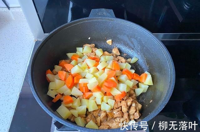 天冷了,就喜欢这种懒人盖浇饭,有菜有肉又有汤,拌米饭超香!