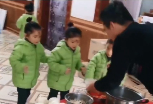 多胞胎|生了四胞胎女儿，每天吃饭都是“大场面”，网友：爸爸好幸福