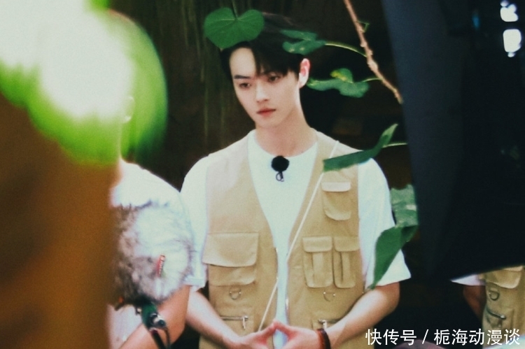 帅哥|跑男新录制来帅哥啦!蔡徐坤嘉尔勾肩并行,两位热播剧男主同框了
