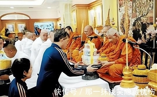 苏提达@诗妮娜苏提达胜负未分,泰王与贵妃同场祈福,王后不见踪影