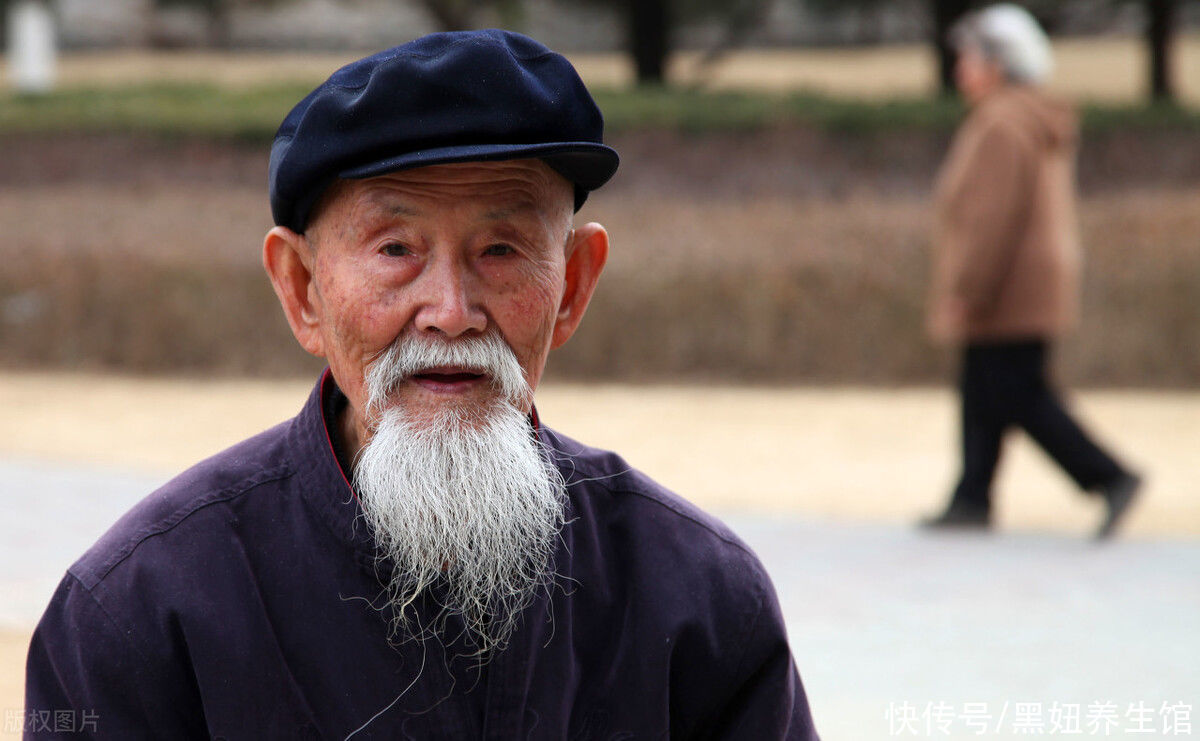 阳台上|什么年龄才是真正的老人？老人生活中要注意4个细节，健康自然来