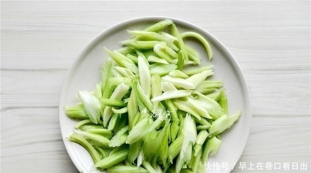 西芹别直接炒,下锅之前多做一步,口感细嫩幼滑,不输大饭店!