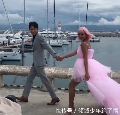 皮肤|皮肤黝黑新娘坚持穿粉色婚纱拍照,被人吐槽史上最黑 精修图打脸