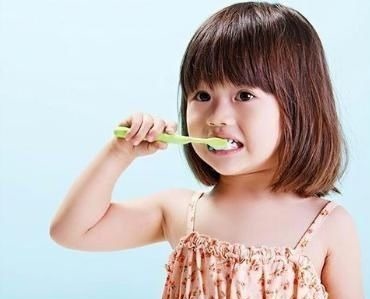 刷牙|孩子嘴太臭遭同学嫌弃,宝妈带娃去医院检查,取出的颗粒是真臭