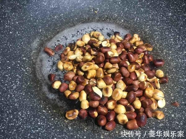 过年,花生米别再油炸了,试试这种新做法,比肉还香,上桌就扫光