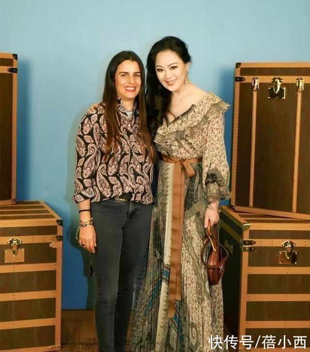 穿搭|章小蕙就算低调也满身尤物气场，穿印花裙配长卷发，妥妥的贵妇感