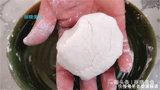 糯米粉开水烫一烫，不加鸡蛋不加油，个个酥脆鼓大泡，比薯片好吃