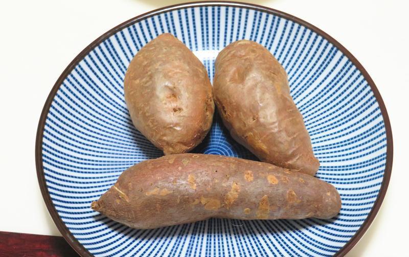 晚餐两道菜,一虾两吃,还烤了地瓜当主食,娘俩吃嗨了,舒服