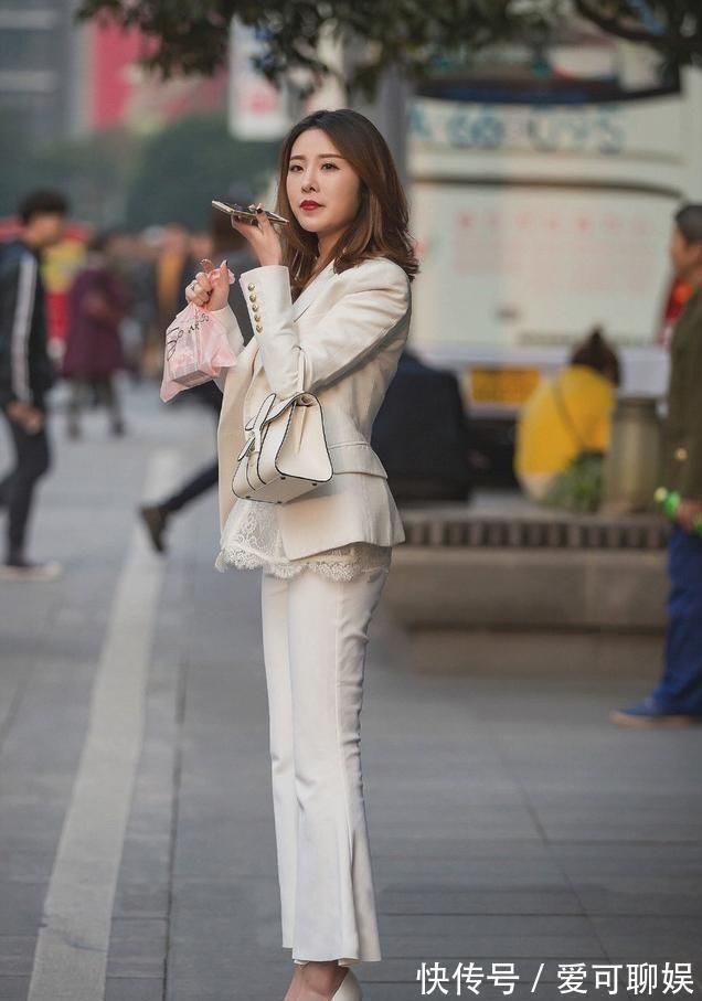 露脐装 时髦的穿着,露脐装,虽然很时髦,但它对身材的要求更严格