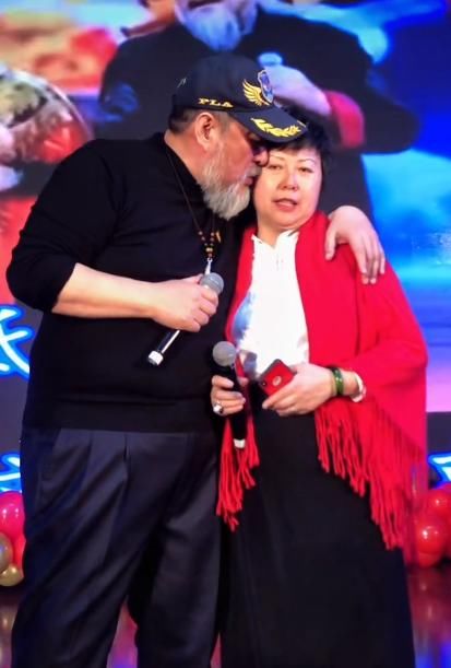 64岁陆树铭与妻高调秀恩爱!深情对唱当众