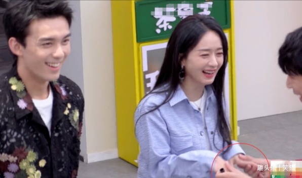 档综艺节目|赵丽颖离婚后首次上综艺,与何炅大方牵手,吴磊好尴尬