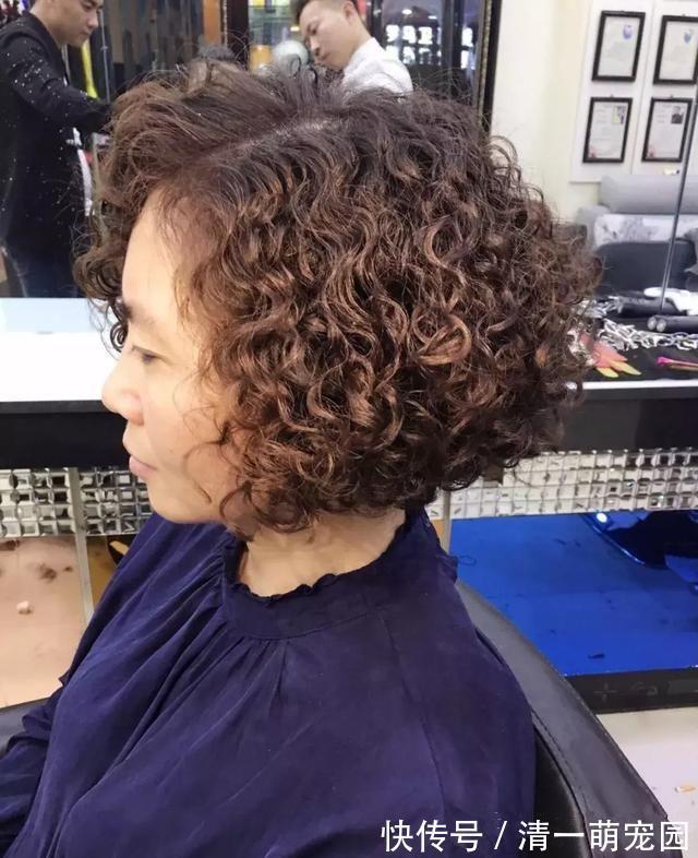 短发|五六十岁的女人,别总烫盖半耳短发,试试露耳小爆卷,减龄又洋气