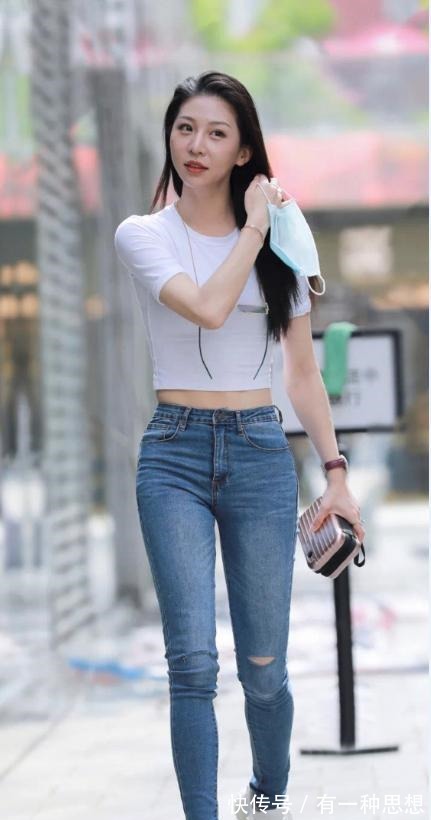 清纯可爱 超短T恤搭配蓝色牛仔裤,清纯可爱有活力,休闲时尚显气质!