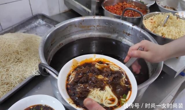 四十多年老面馆煮面用剩菜,天天都是顾客盈门,客人们纷纷夸赞他