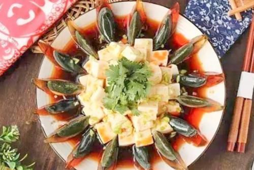 切松花蛋时，直接下刀切就错了！大厨表示：饭店都这样做，不粘刀、不散花