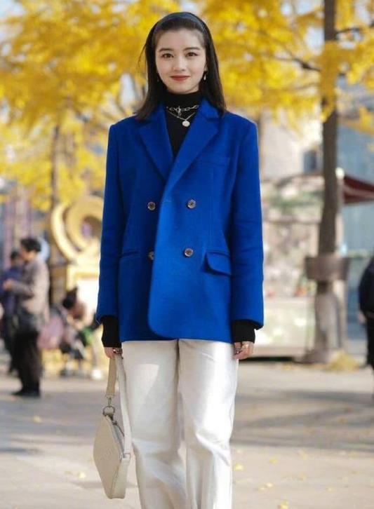 高跟鞋 露肩上衣配短裙,小姐姐身材苗条有致,女人味十足