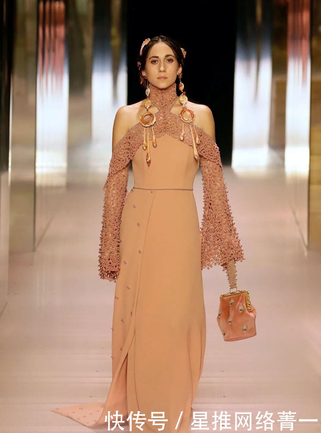 jones|黛米·摩尔走秀的FENDI2021高定秀,她们为艺术站台