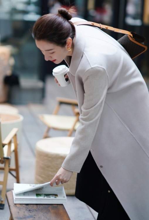 半身裙 今冬流行的“小黑裙”正火,搭配上大衣和羽绒服都超美,高级时髦