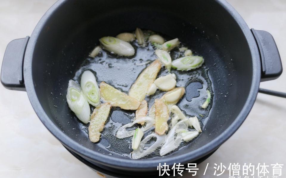 加班到深夜,煮了美味土豆粉夜宵,香辣过瘾,太好吃啦