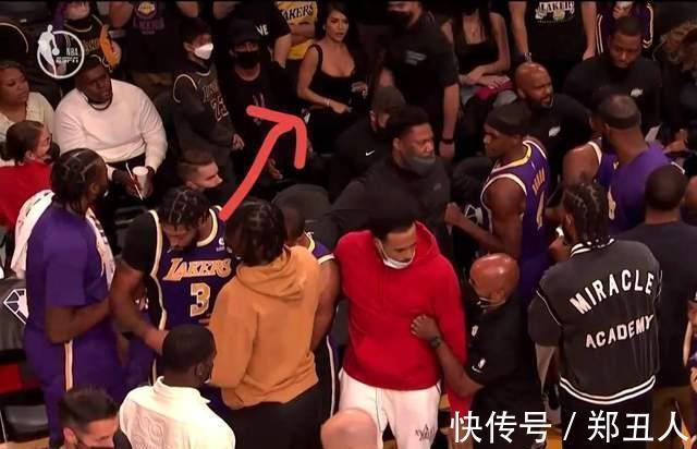 戴维斯|霍华德和浓眉爆发冲突,身后的黑衣美女实力“抢镜”,不是瓦妮莎
