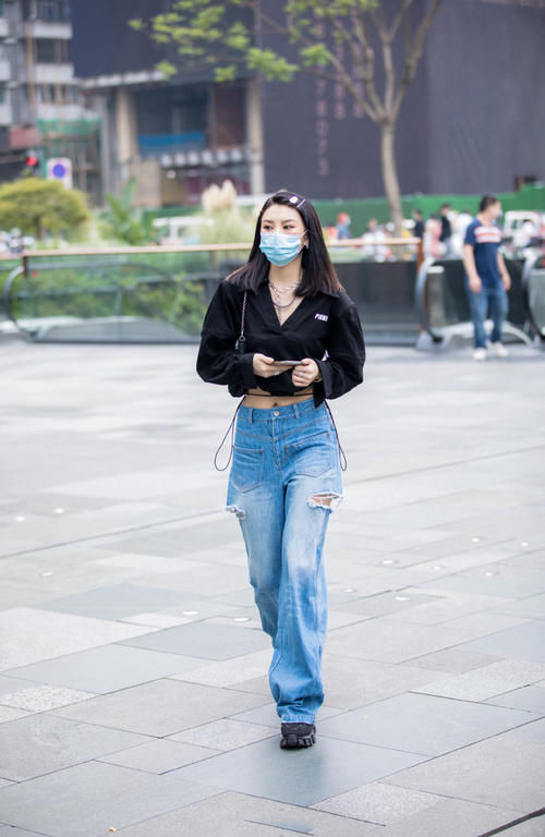 牛仔裤搭配不简单，鞋子搭配很关键，选对才能拥有时尚气质